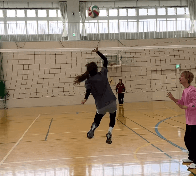 「可愛いすぎる」人気野球美女のバレーボール挑戦記！”あと少しが届かない・アタック”のキュートさにファン夢中