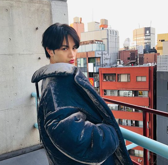 中島健人が表紙に！かっこよすぎるオフショットを披露しファンが悶絶💖😍