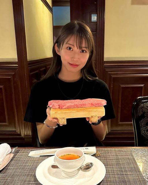 「好きです」モー娘。牧野真莉愛、顔より大きい？美味しそうな