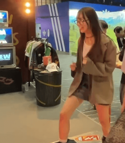 「ダンレボ懐かしい！」人気モデル、イベントを大満喫！ダンスダンスレボリューションの動画にファン白熱！