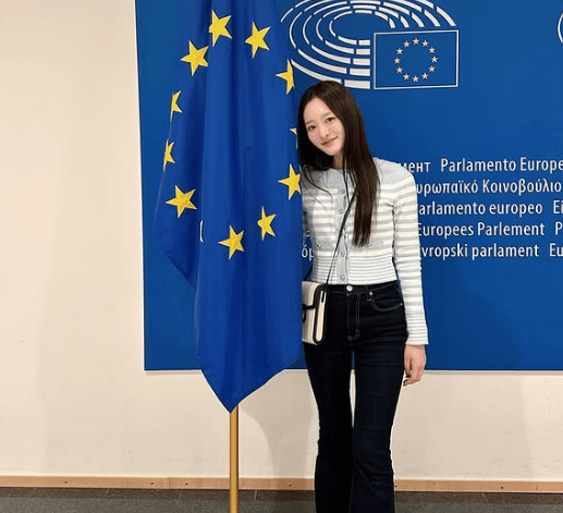 「キリッとした目、好き！」人気モデル、INベルギー！”美の庭園風フォト＆チョコレートショット”にファンうっとり状態「かわいすぎです」