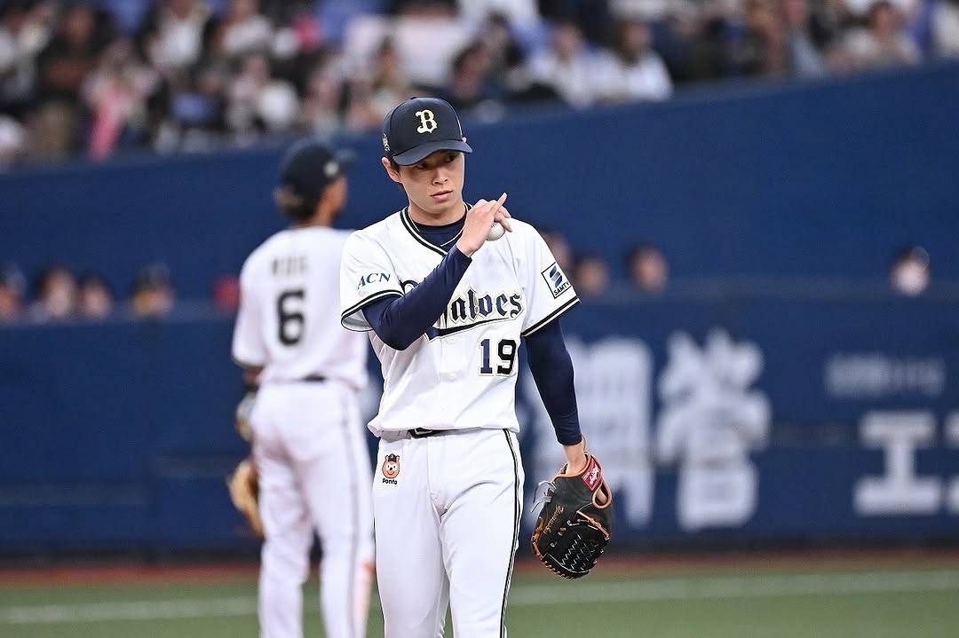 山岡泰輔がよく撮られる〇〇のポーズが「かっこよすぎる」と話題に