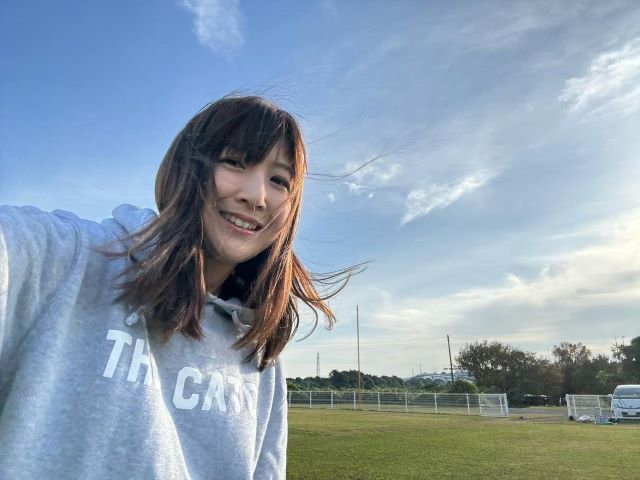 「すごしやすい気温」気象予報士・根本美緒、自撮りで天気予報!?「以上、グランドからお届けしました！」