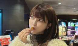 岸明日香、映画『1st kiss』鑑賞！巨大ポップコーン片手に「ほぼ完食」に驚きの声