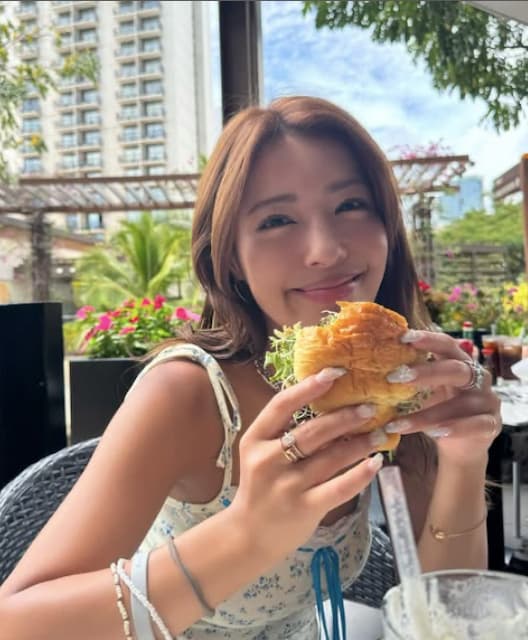 橋本梨菜、デビュー10周年祝いでハワイ旅行の様子を投稿！