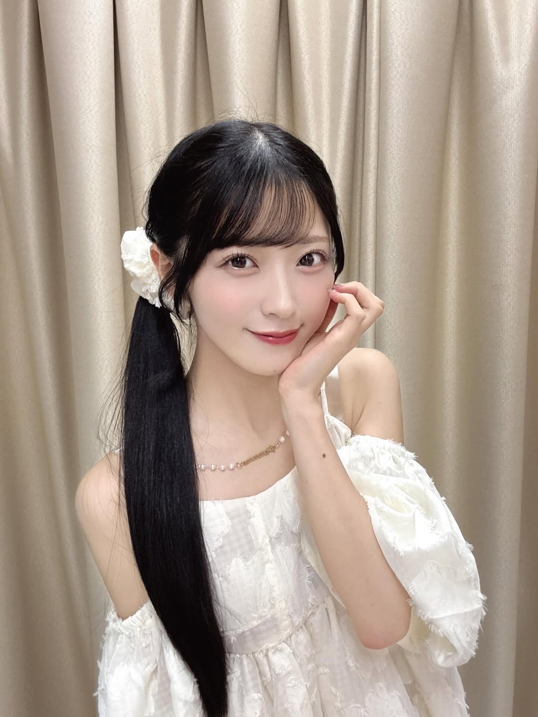 AKB48のスマイル天使、夏の真っ白オフショル姿に「天使なの？女神なの？」