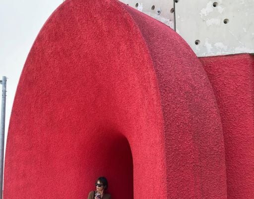 畑野ひろ子、韓国ロケで魅せる赤のアート空間。洗練と余裕が交差する大人の韓国スタイルショット