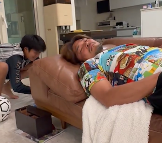 大久保嘉人が次男のイタズラに困惑？ファンからは「良い家庭やなぁ…」