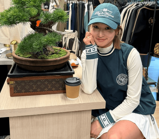 「綺麗で、何を着ても素敵ですね」美女ゴルファー、ウェアコーデの自撮りラッシュ披露にファン歓喜！