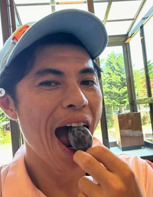 お笑い芸人 小島よしお フルーツと戯れる！？