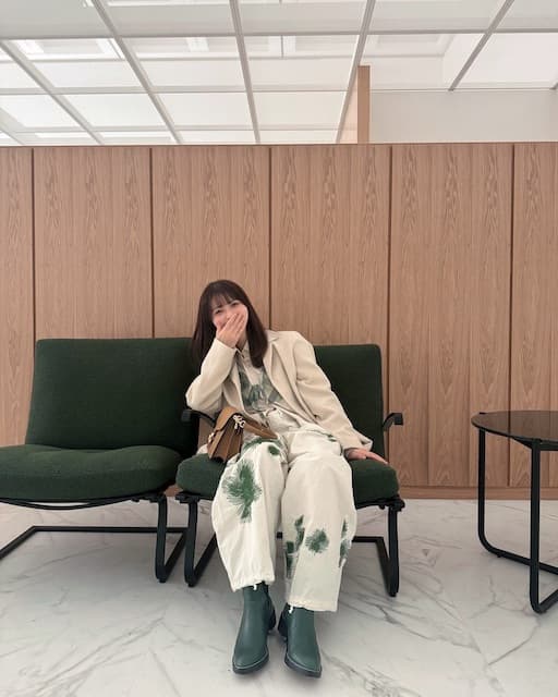 長濱ねるが展示の前でパシャリ！