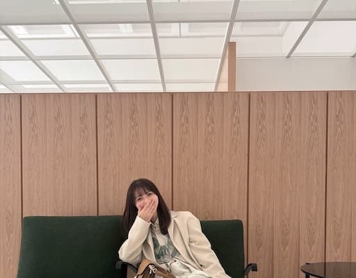 長濱ねるが展示の前でパシャリ！