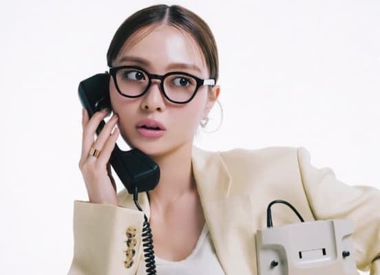 内田理央、“めがね大好き”なオフショット公開！