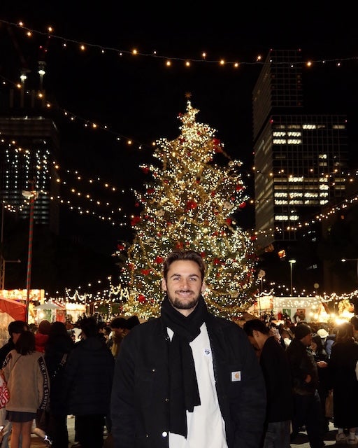 SVリーグで大活躍のアメリカ代表がクリスマスマーケットに！「カッコ良すぎて目立ちそう」