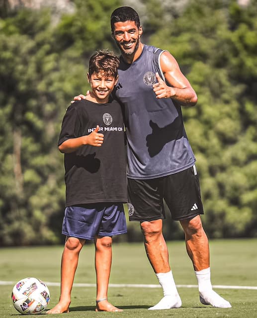 L・スアレス スペシャルゲストに大はしゃぎ