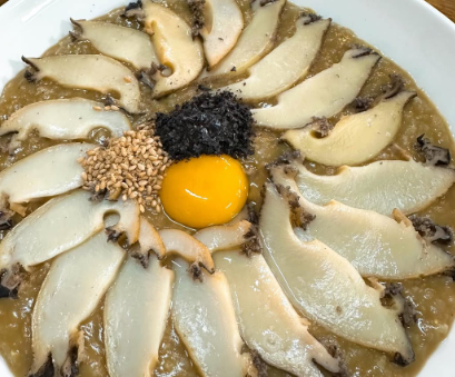 有吉弘行、投稿一言「お粥」で話題！贅沢な食事にファンの注目集まる！