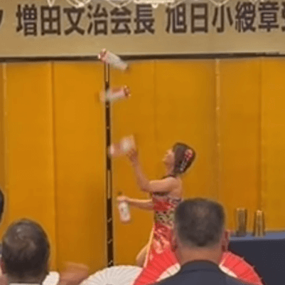 「いつ見ても凄いよ…」緊張不可避！？踊る美女バーテンダー、大物を前に演舞を披露し大反響！「場所が場所だけに格好良さ増してます」