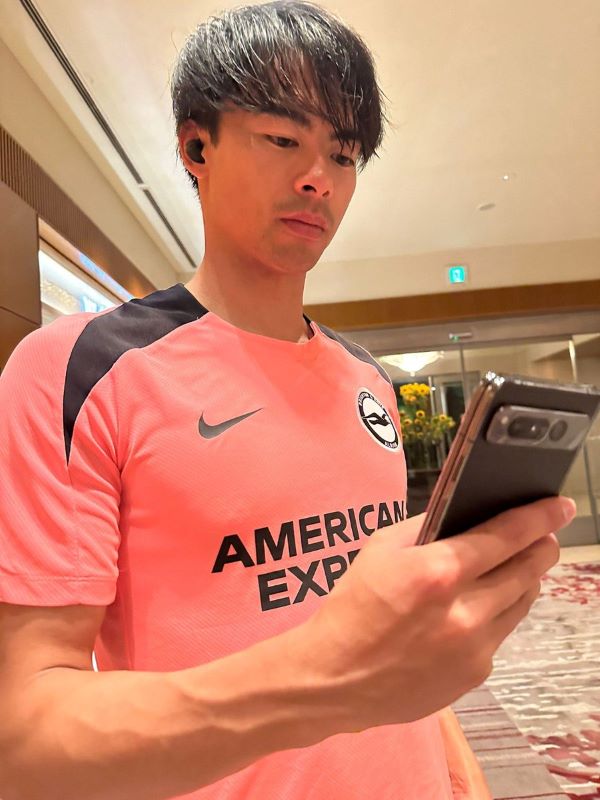 ブライトン、練習前の三笘の様子を公開「どうやら最近のカオルは、無線＞有線らしい」