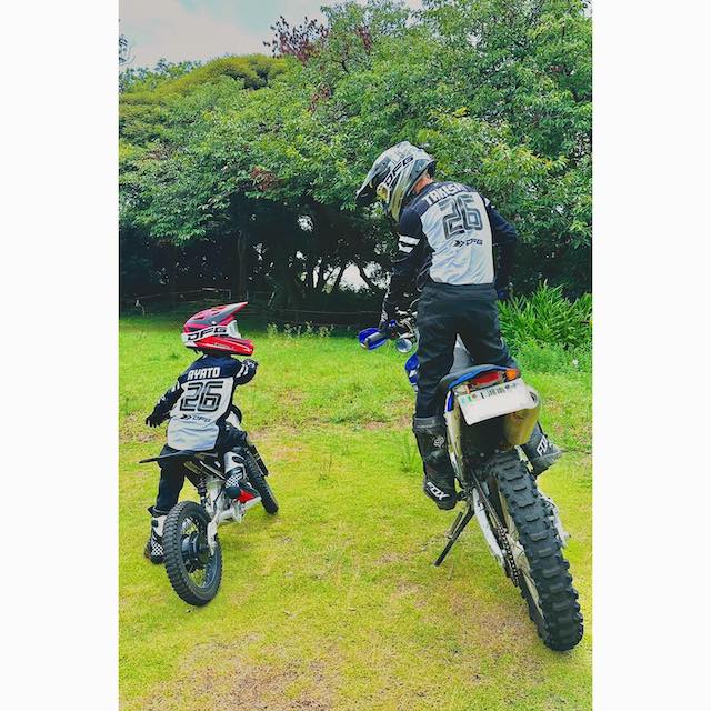 つるの剛士が息子の成長に胸躍らせる　親子でオフロードバイクに熱中！
