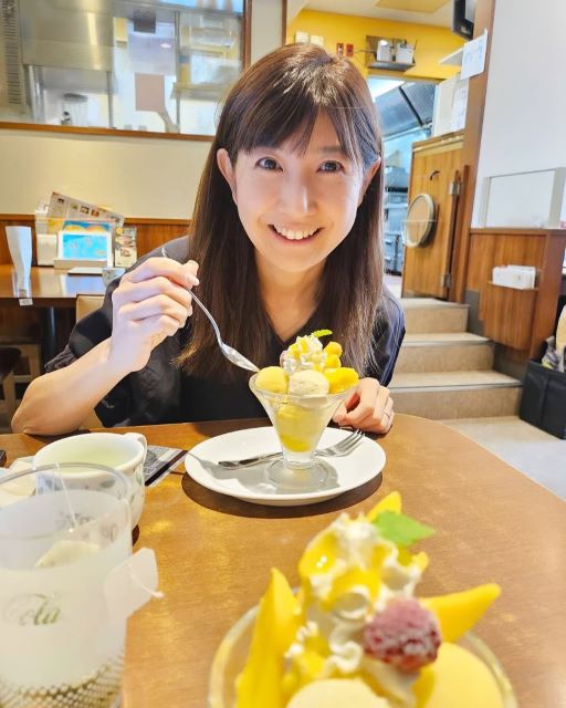 根本美緒、笑顔がきらめくデニーズの午後。豪華デザートと幸せがテーブルの上で共演