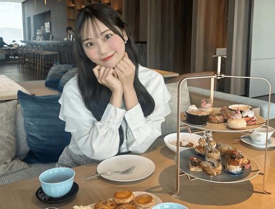 「可愛いすぎてずっと見てられる」美女アナウンサー、甘々ポージングでファンガチ惚れ状態！食レポムービーの可愛さも話題に