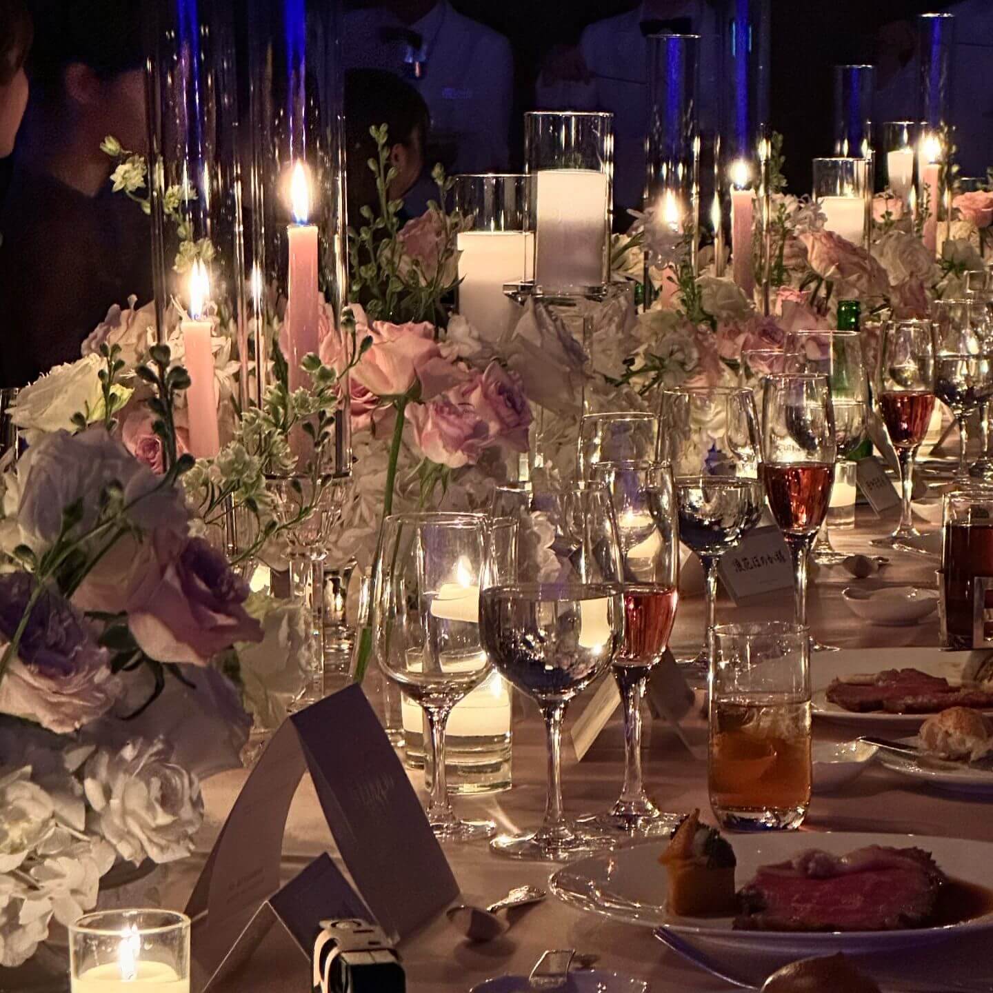 モデル・マギー、豪華メンバーと一緒に藤田ニコルの結婚をお祝い！「私もたくさんの幸せもらった」と素敵な挙式を振り返る！