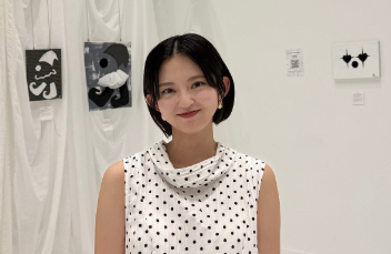 「白雪姫みたいにかわいかった」鈴本美愉、初個展スタートにファン感激！作品と空間に込めた想いとは？