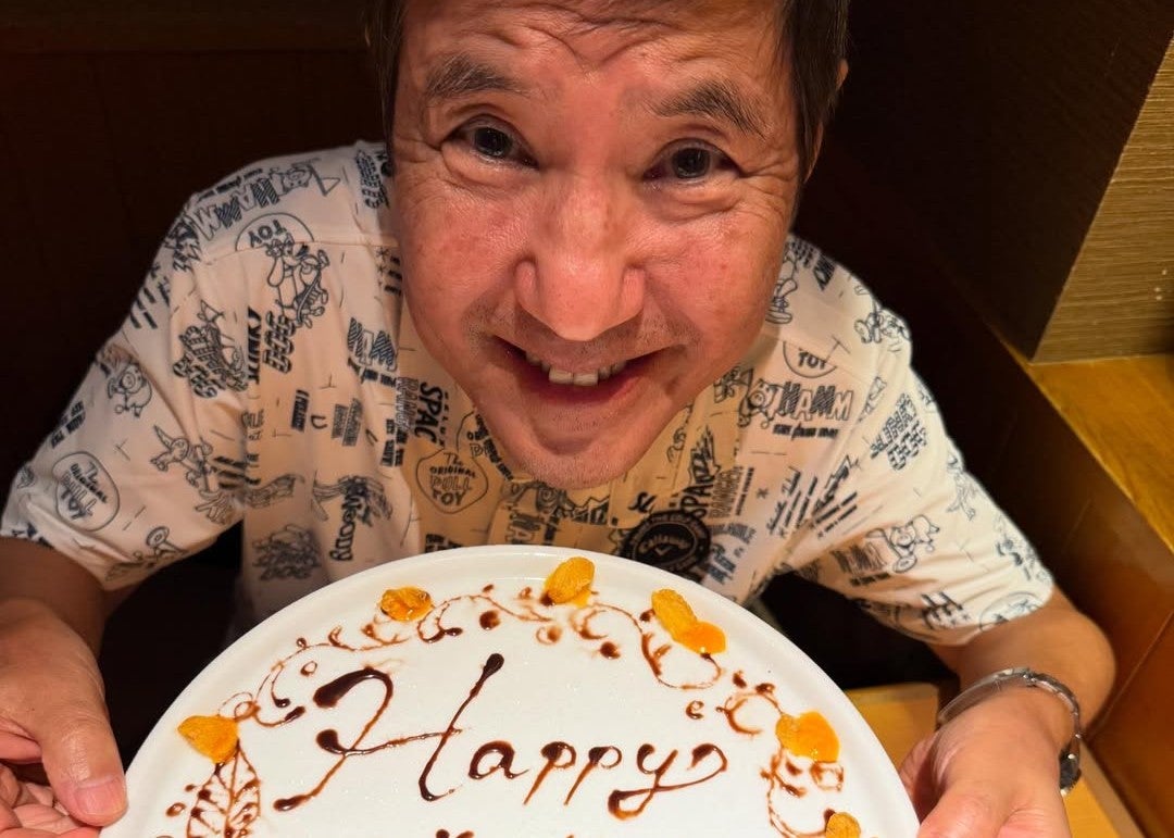 関根麻里、父・関根勤のバースデーショットを公開「これからも元気で！」