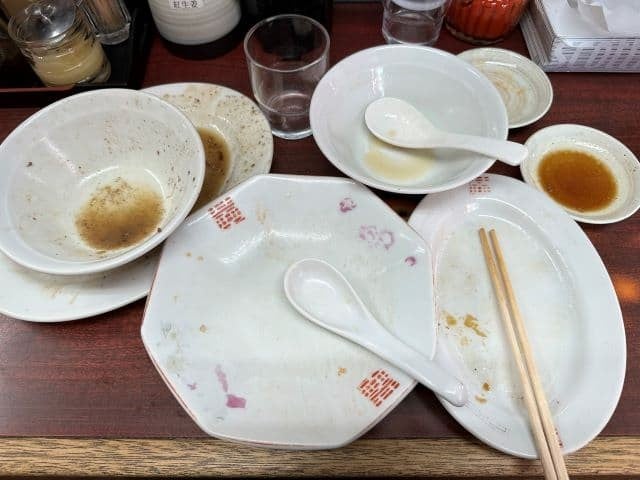 レインボー・ジャンボたかお、大量の完食した食器を前に「あー、楽しかった」