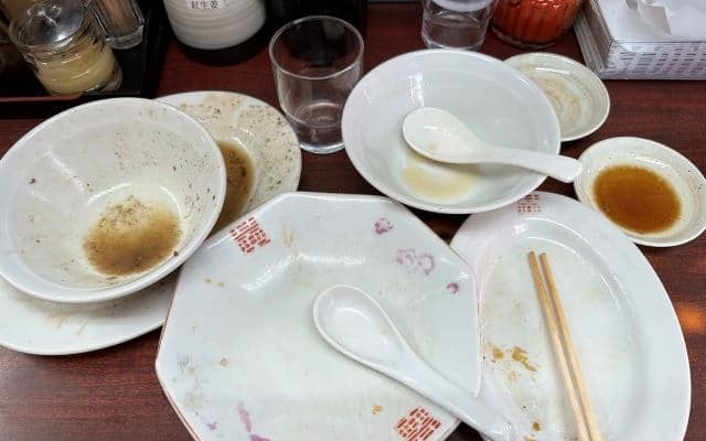 レインボー・ジャンボたかお、大量の完食した食器を前に「あー、楽しかった」