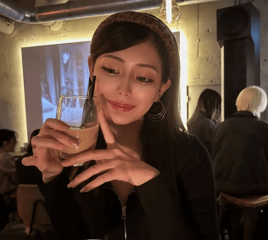 「眼が綺麗で素敵すぎ…」人気ラウンドガール、映画シーン彷彿の”ナイト・カフェ活ショット”にファン釘付け！「とても可愛い」