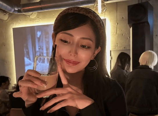 「眼が綺麗で素敵すぎ…」人気ラウンドガール、映画シーン彷彿の”ナイト・カフェ活ショット”にファン釘付け！「とても可愛い」