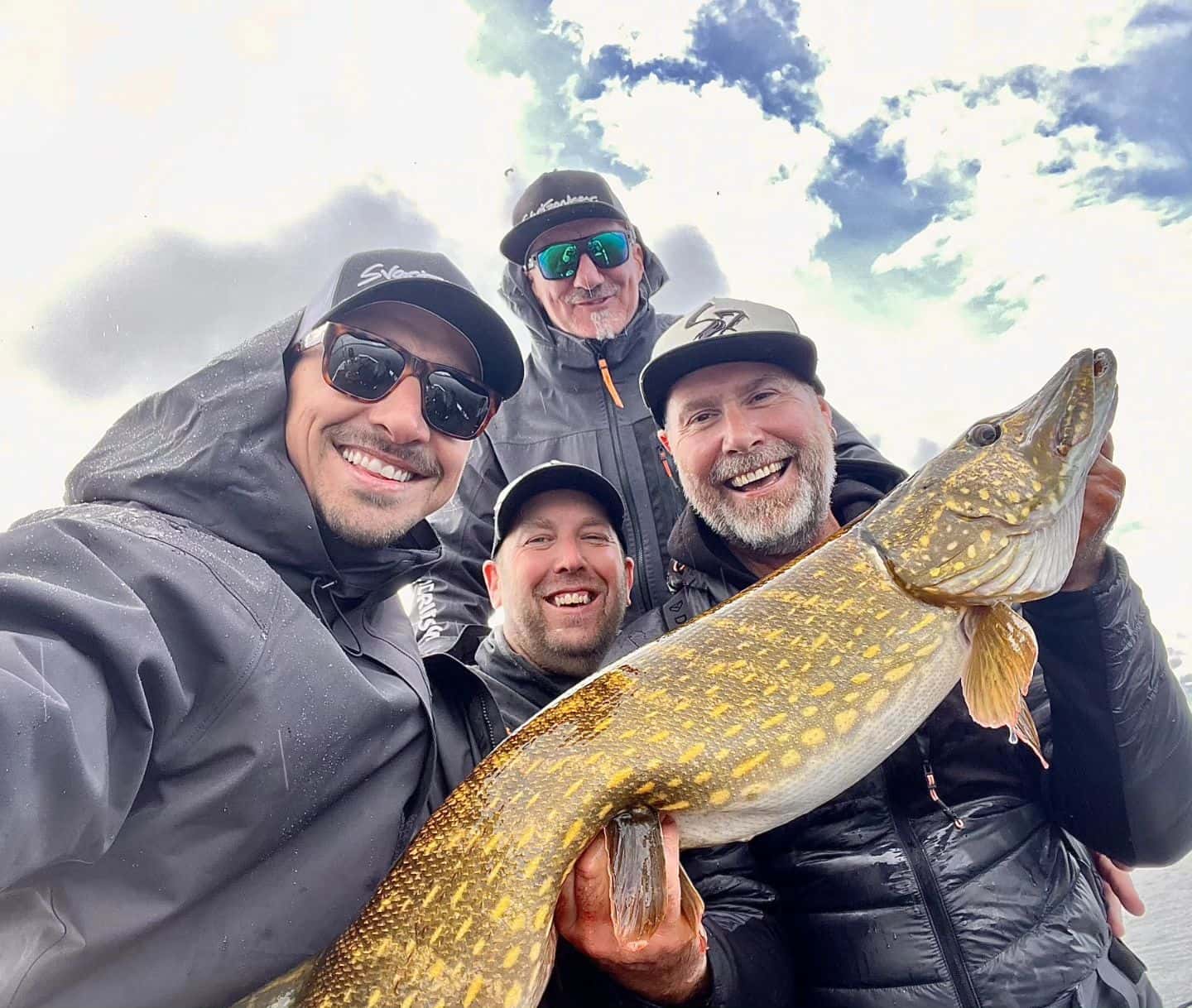 🐟魚を呼び寄せる男！？フットボール界から離れた🇸🇪ズラタン・イブラヒモビッチが貴重なプライベートをアップ📸