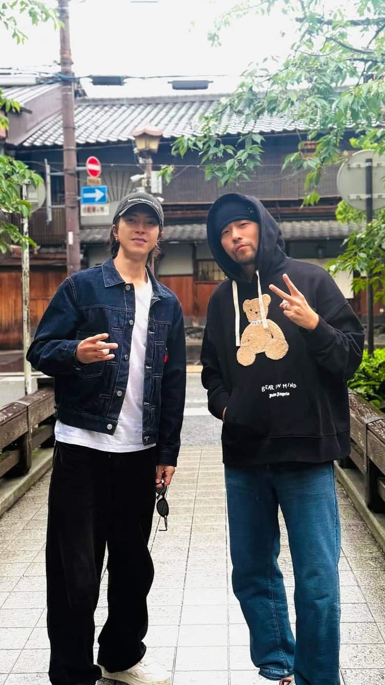 山下智久「みんななら分かるよね？」台湾有名歌手との貴重な“京都オフショット”を公開