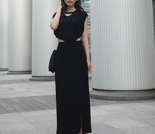 あのサッカー日本代表の妻がオールブラックコーデを披露