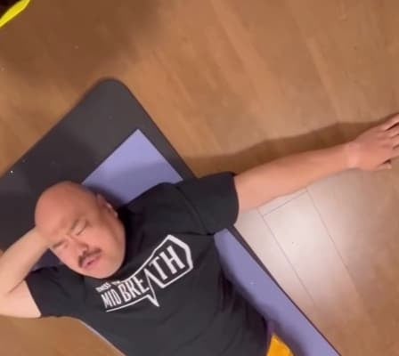 「上げない足を地面に押し付ける感じで…」クロちゃんの“効かせる腹筋法”に注目集まる！