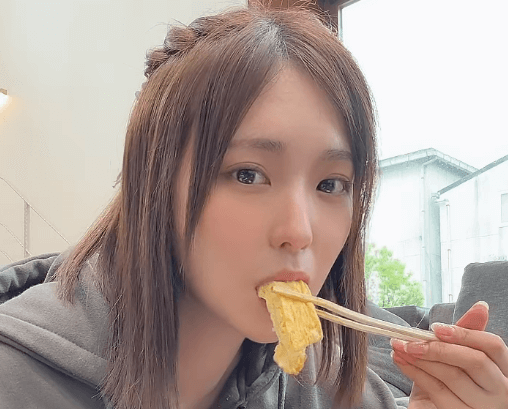 「食べてる姿可愛い」人気モデル、ゆったりコーデで魅せた”グルメ堪能ムービー”にファンうっとり「卵焼きも幸せそう」