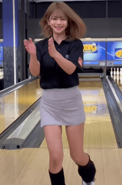「黒ルーズ可愛い！」金髪の美女ボウラー、黒光りコーデが眩しい”ビューティー・ストライク”を決めファン拍手喝采「可愛さエグっ」