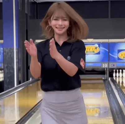 「黒ルーズ可愛い！」金髪の美女ボウラー、黒光りコーデが眩しい”ビューティー・ストライク”を決めファン拍手喝采「可愛さエグっ」