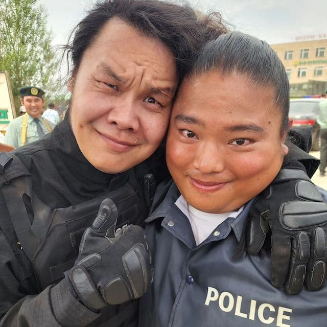 富栄「超うれしい！超うれしい！」ドラマで共演のチンギスとドラムの2ショット！