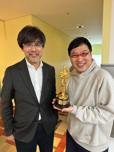 山里亮太 オスカー像を手に満面の笑み 超大物とまさかの遭遇
