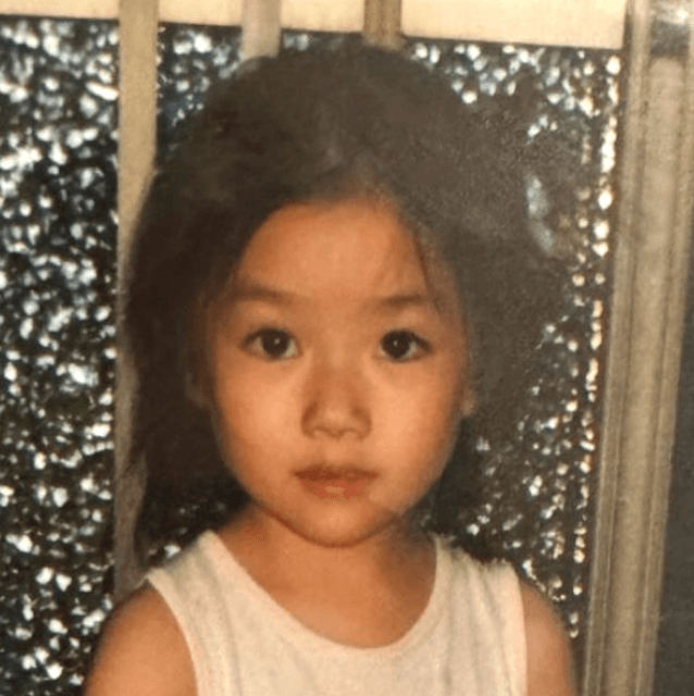 波瑠、“大人っぽいメガネショット”と“幼少期ショット”披露にファン悶絶