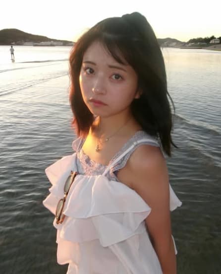 佐々木ほのかが海辺のエモいショットにファン歓喜の声！