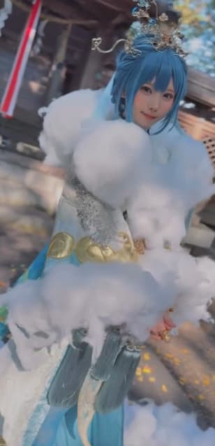 コスプレイヤー・えなこが本物の神様のコスプレを披露！？あまりの神々しさにファンも悶絶！