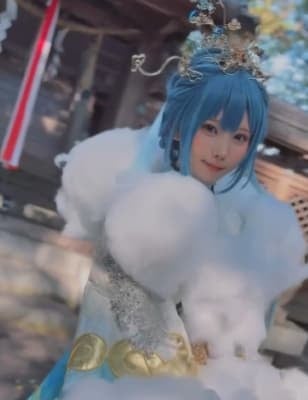コスプレイヤー・えなこが本物の神様のコスプレを披露！？あまりの神々しさにファンも悶絶！