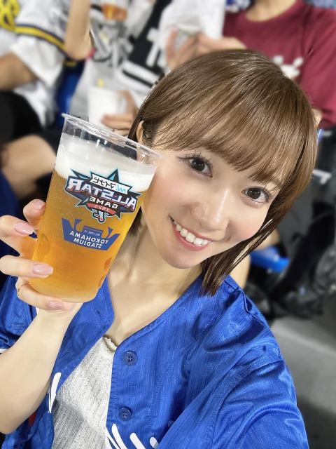 「1年に1度の野球の祭典！！！最高！」"根っからの野球ファン"美女タレント、しごおわオールスタゲーム観戦の乾杯ショットが可愛すぎる！