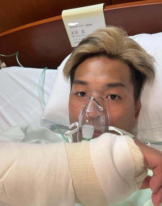 「目覚めたら手激痛」格闘家・太田忍 手術後の姿を公開
