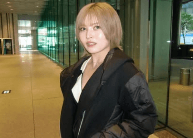 「振り向き姫！」金髪の美女チアガール、通路で魅せた”クール・ビューティー”ショットにファンうっとり「ほんっとにかっこいい」