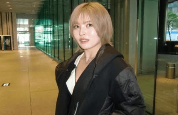 「振り向き姫！」金髪の美女チアガール、通路で魅せた”クール・ビューティー”ショットにファンうっとり「ほんっとにかっこいい」