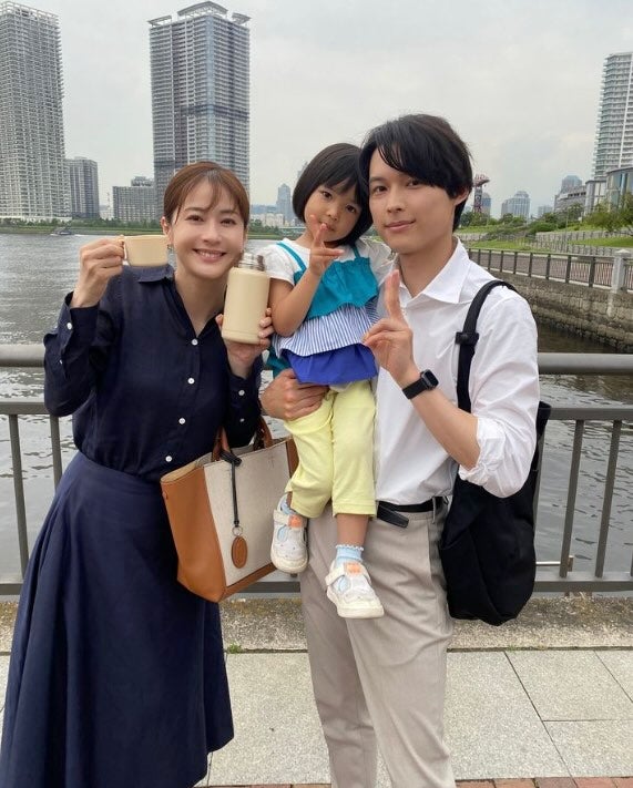 松村北斗の親子ショットが話題に！「片手で抱き上げる北斗くん流石すぎるよ」